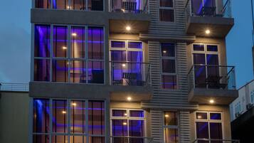 Fassade der Unterkunft – Abend/Nacht