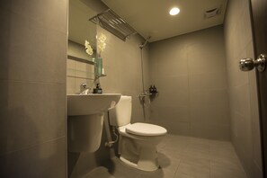 シャワー、バスアメニティ (無料)、ヘアドライヤー、スリッパ