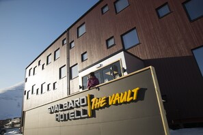A building with a sign reading "Valbard Hotel" and "The Vault". - Svalbard Hotell - The Vault (Longyearbyen)