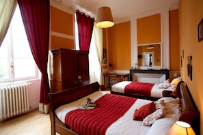 Bureau, rideaux occultants, lits bébé (gratuits)