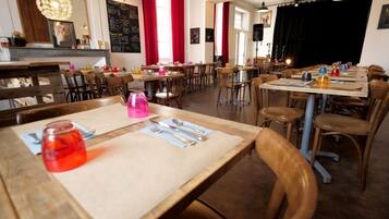 Déjeuner et dßner servis sur place, spécialités Cuisine française