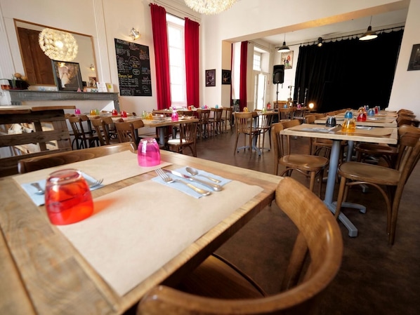 Déjeuner et dîner servis sur place, spécialités Cuisine française