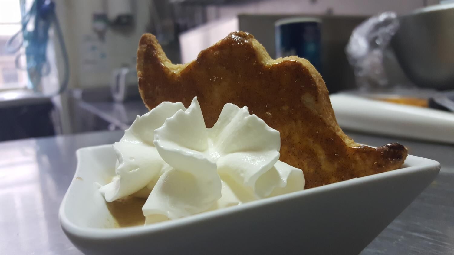 Ein Dessert in einer weißen Schüssel mit Schlagsahne.
