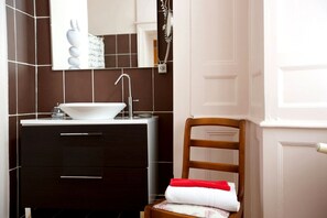 Hair dryer, towels - L'Alzire (Jarnages)