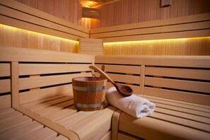 A wooden sauna bench with a wooden bucket and a wooden ladle. - Aparthotel Museumshof (Fehmarn)