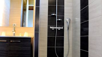 Shower, rainfall showerhead, free toiletries, hair dryer