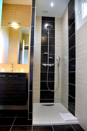 Shower, rainfall showerhead, free toiletries, hair dryer