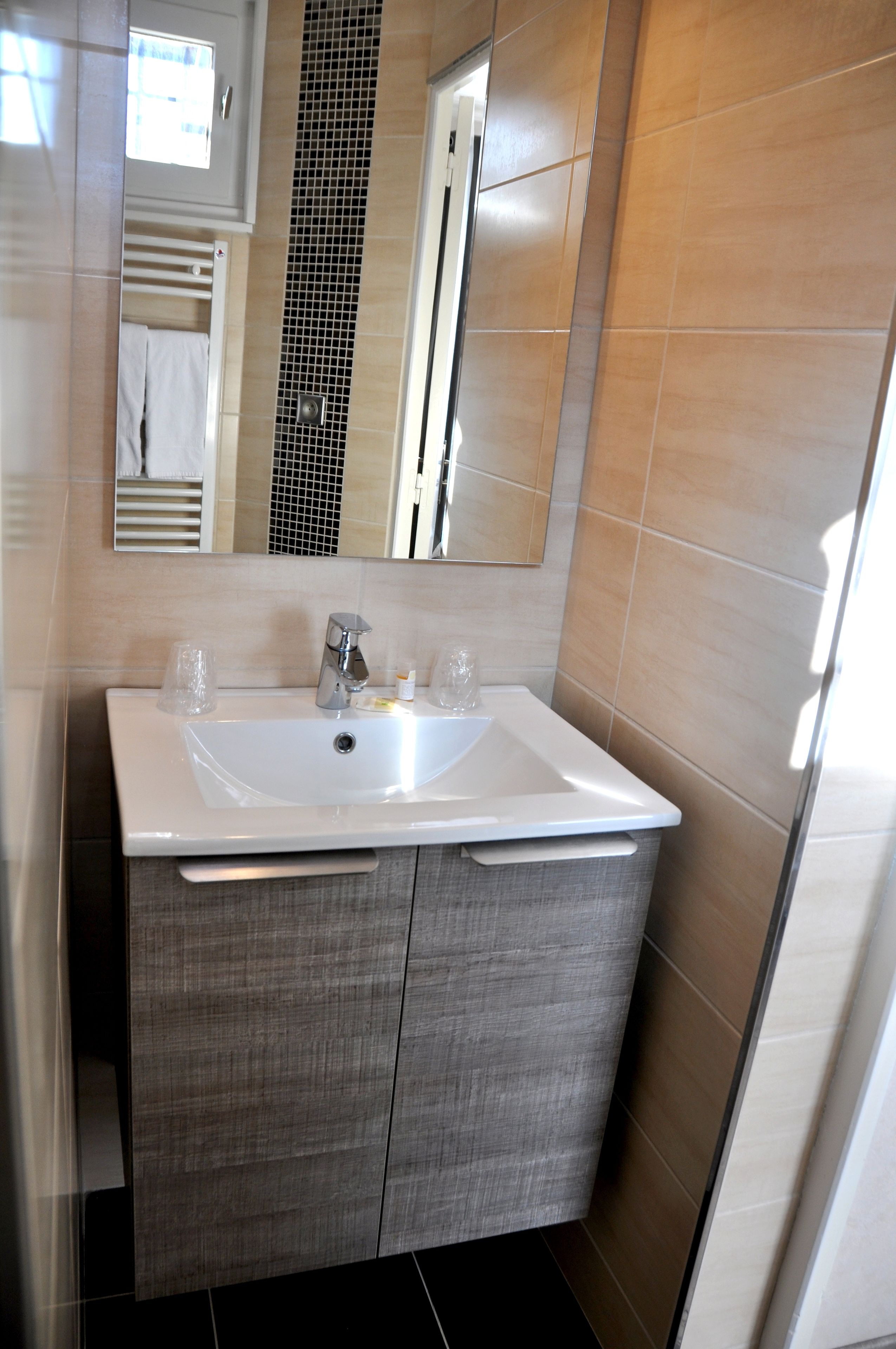 shower, rainfall showerhead, free toiletries, hair dryer