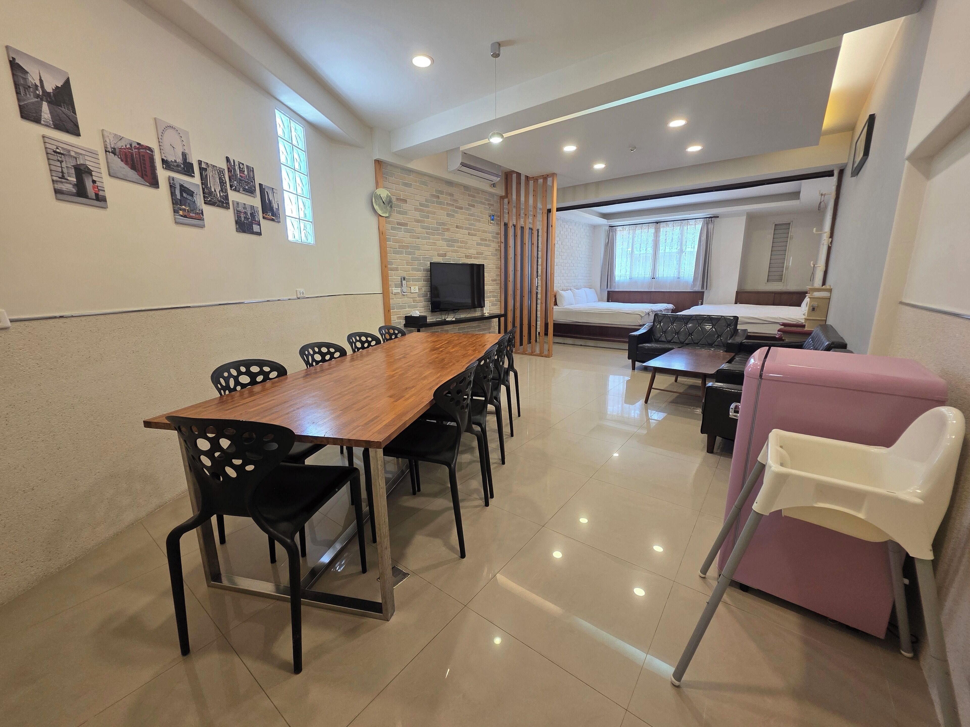 Muebles diferentes, cortinas blackout y sistema de insonorización 