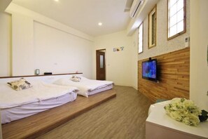 Dilengkapi dengan perabotan berbeda-beda dan tirai kedap cahaya