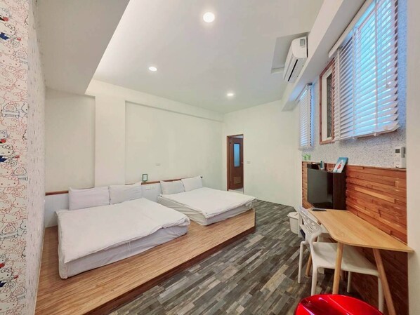 غرفة عائلية رباعية - لغير المدخنين - بحمام داخل الغرفة | طراز فريد لكل وحدة وستائر تعتيم وتجهيزات عازلة للصوت وواي فاي مجانًا