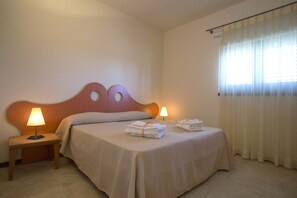 Tweepersoonskamer | Individueel gedecoreerd, individueel gemeubileerd, een bureau