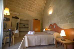 Trippelrum - flera sängar | Individuell inredning, unika möbler, skrivbord och mörkläggningsgardiner