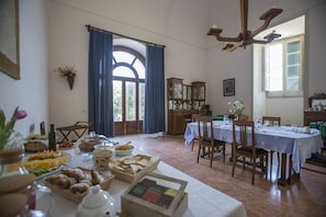 Free daily buffet breakfast - Villa De Pietro (Cursi)
