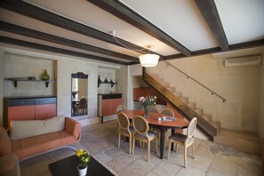 Appartement, 2 slaapkamers | Woonruimte | Een flatscreentelevisie