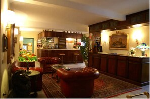 Reception - Hotel Lion (Roure)