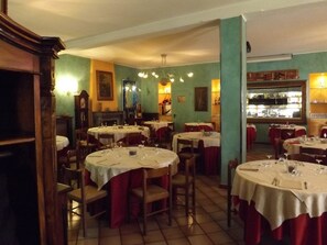 Ze serveren er lunch en diner 