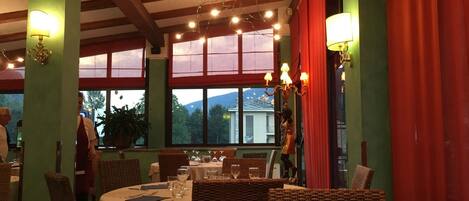 DĂźner et souper servis sur place, cuisine locale
