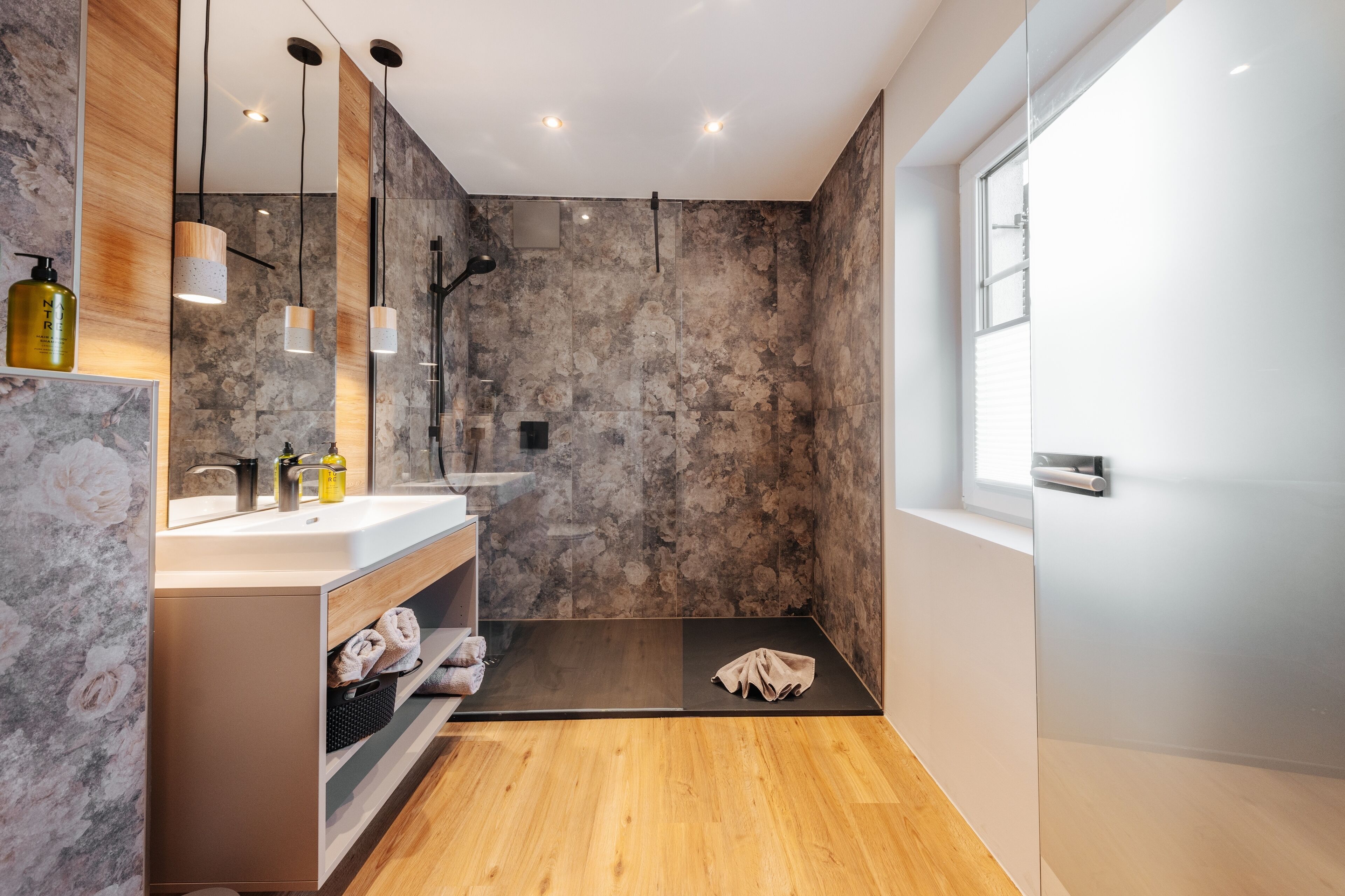 Deluxe-studiolejlighed - 1 soveværelse - have-område | Badeværelse | Bruser, gratis toiletartikler, hårtørrer, håndklæder