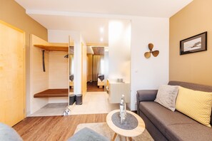 Deluxe Suite, 2 Bedrooms, Courtyard View, Courtyard Area | Down comforters, in-room safe, individually decorated, desk - Pension Linder (Seeboden)