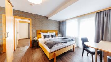 Junior-Suite, 2 Schlafzimmer, Balkon, Bergblick | Daunenbettdecken, Zimmersafe, individuell dekoriert, Schreibtisch