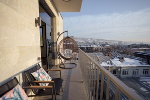1BDR Apartment on Abovyan 35/1 | Terrace/patio