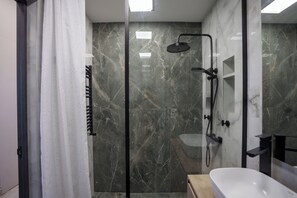 1BDR Apartment on Abovyan 35/1 | バスルーム | バスアメニティ (無料)、ヘアドライヤー、 スリッパ、タオル