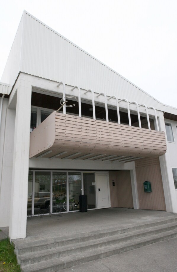 A two-story building with a flat roof and a balcony on the second floor. - Akranes Guesthouse (Akranes)