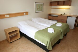 Habitación con 2 camas individuales | Escritorio, cortinas blackout, cunas gratuitas y camas extra 