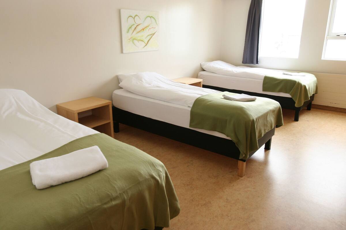 Een bureau, verduisterende gordijnen, gratis babybedden, extra bedden