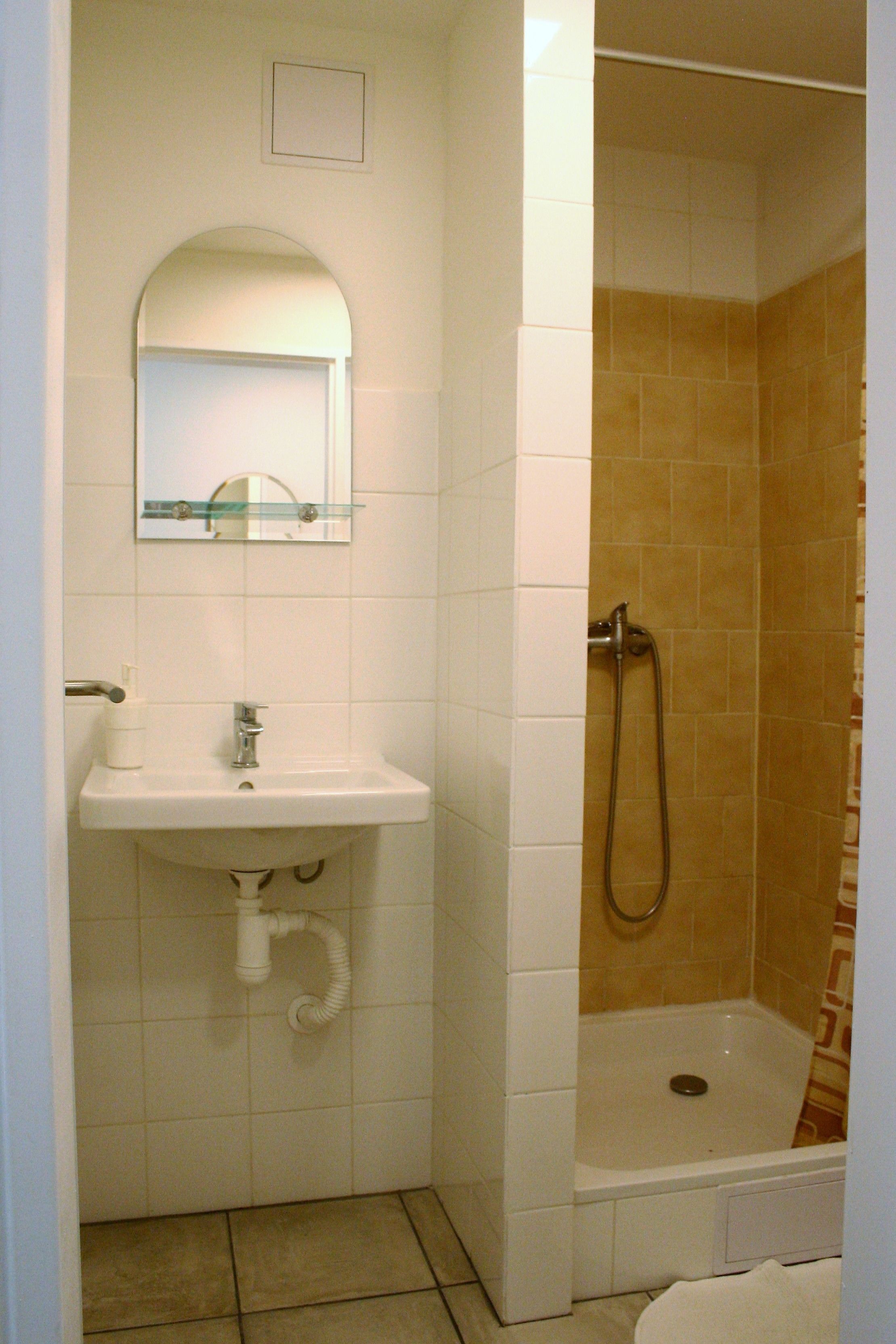 standard double or twin room | bathroom | shower, towels