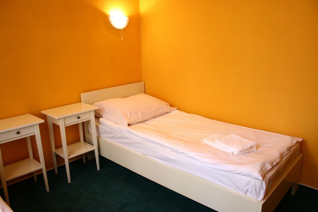 standard double or twin room (room 2) | desk, iron/ironing board, rollaway beds, free wifi