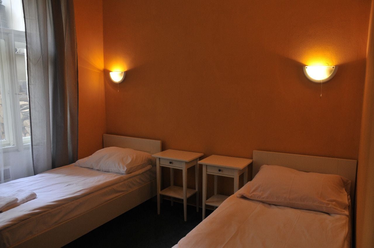 standard double or twin room (room 2) | desk, iron/ironing board, rollaway beds, free wifi