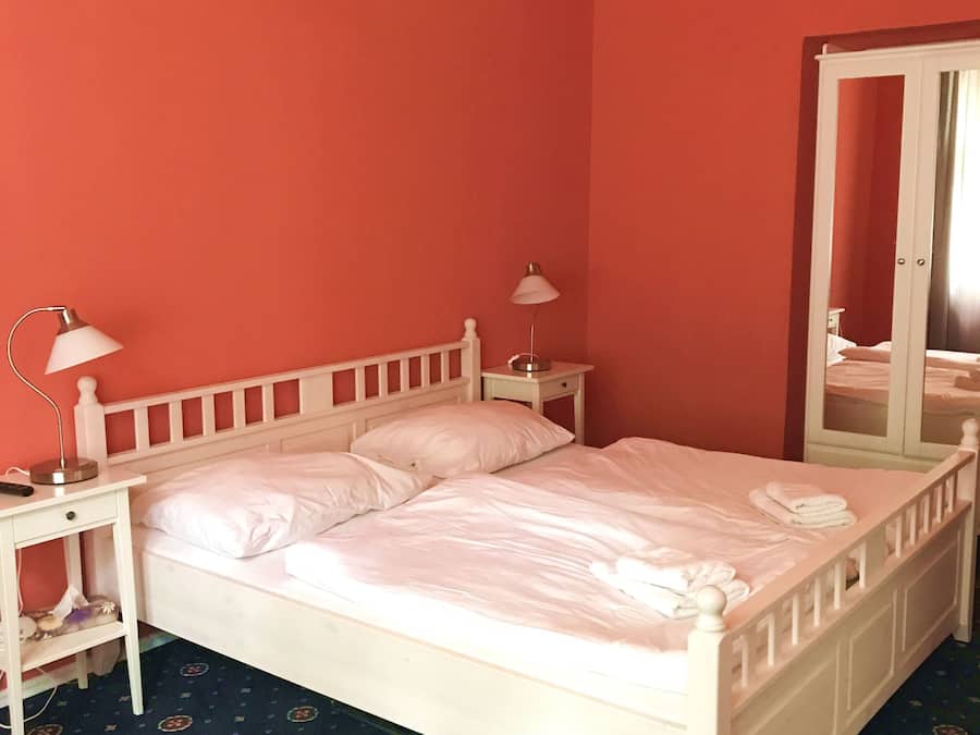 1 habitación, escritorio y tabla de planchar con plancha