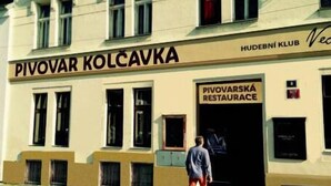A building with a sign reading "Pivovar KOLCAVKA" and "HUDEBNÍ KLUB". - Hotelové pokoje Kolčavka (Prague)