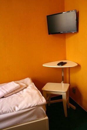 Economy Twin Room (Room 3) | 1 bedroom, desk, iron/ironing board, rollaway beds - Hotelové pokoje Kolčavka (Prague)