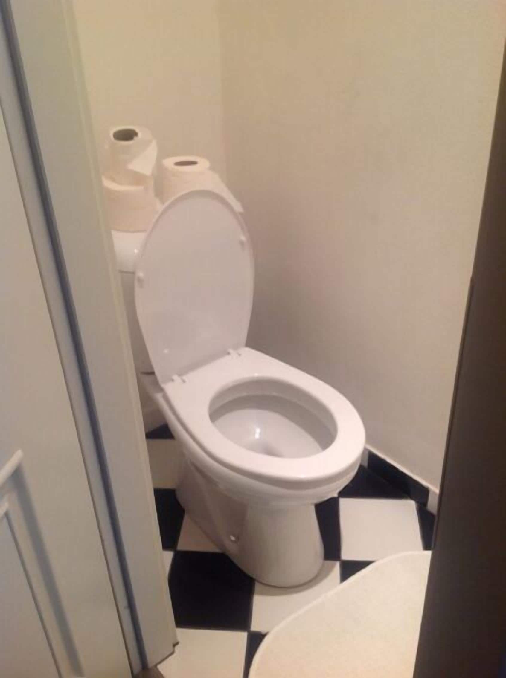 economy twin room (room 3) | bathroom | shower, towels