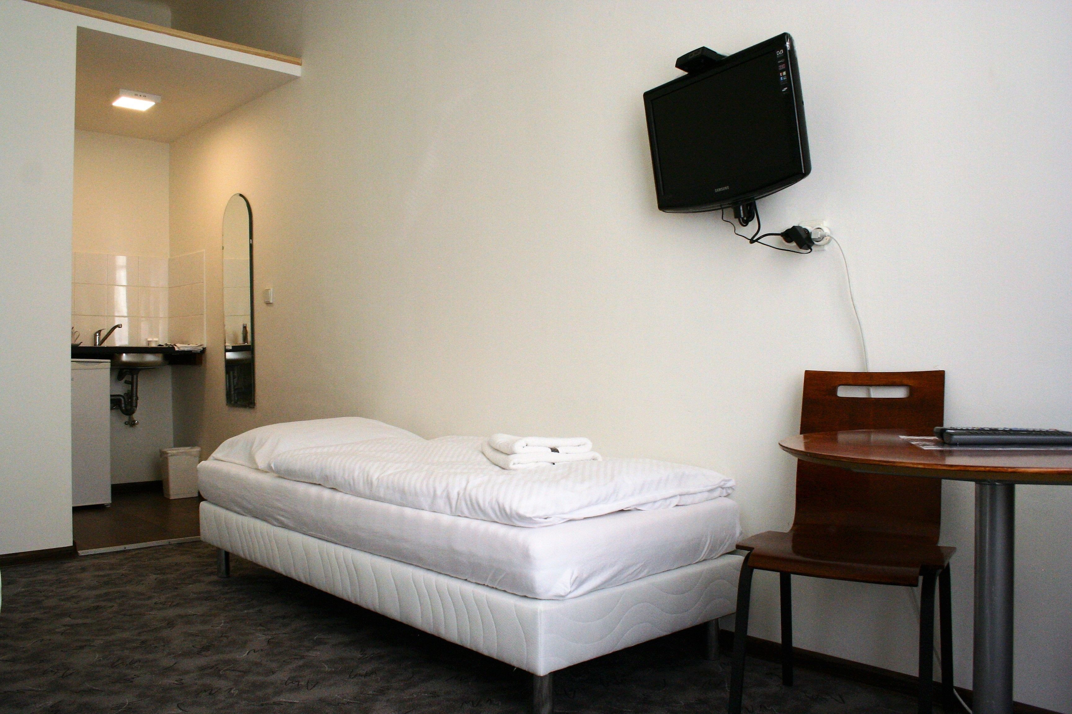 standard double or twin room | desk, iron/ironing board, rollaway beds, free wifi