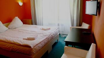 Quarto casal standard (Room 1) | 1 quarto, escrivaninha, ferros/tábuas de passar roupa