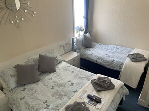 Free WiFi, bed sheets - Ivydene Guest House (Skegness)