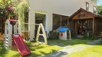 Área de juegos infantiles al aire libre