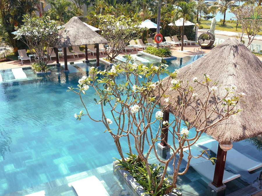 Utomhuspool, parasoller och solstolar