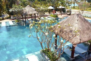 室外游泳池，池畔遮阳伞，日光浴躺椅