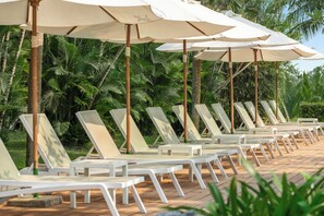 Utendørsbasseng, bassengparasoller og solsenger