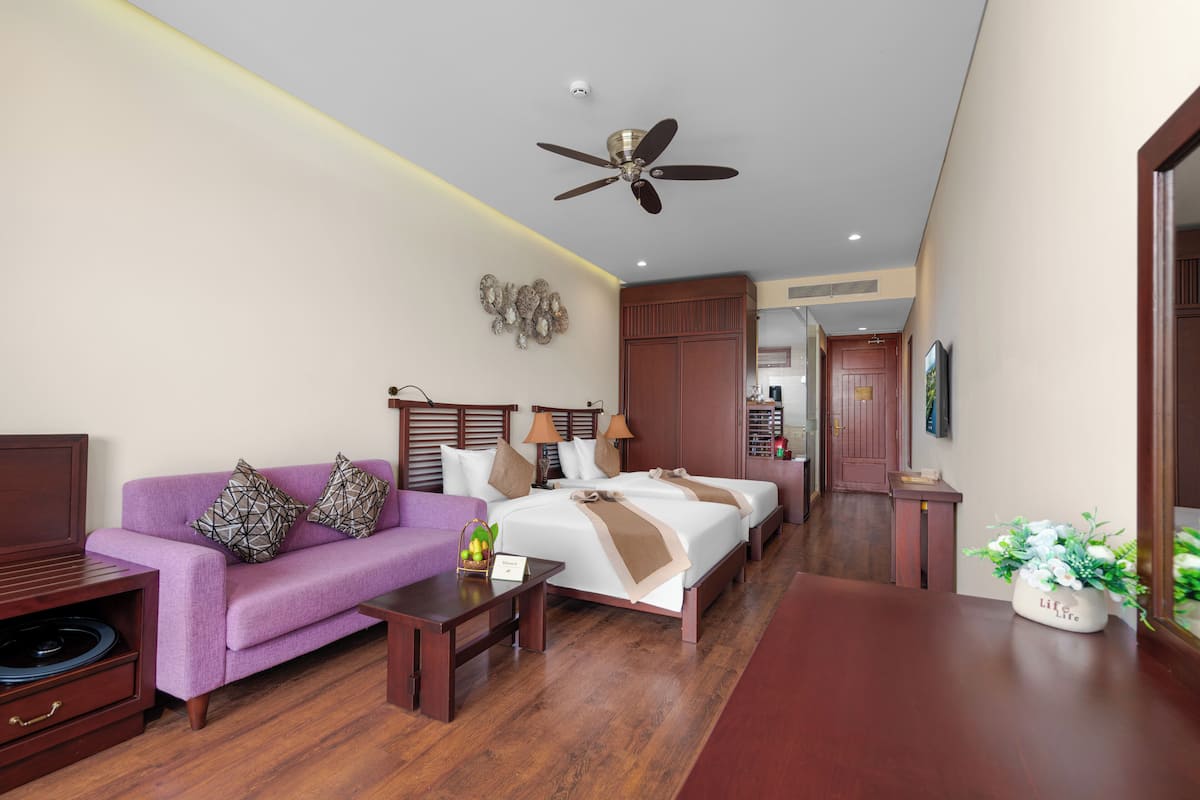 2 bedrooms, pillow-top beds, free minibar items, in-room safe