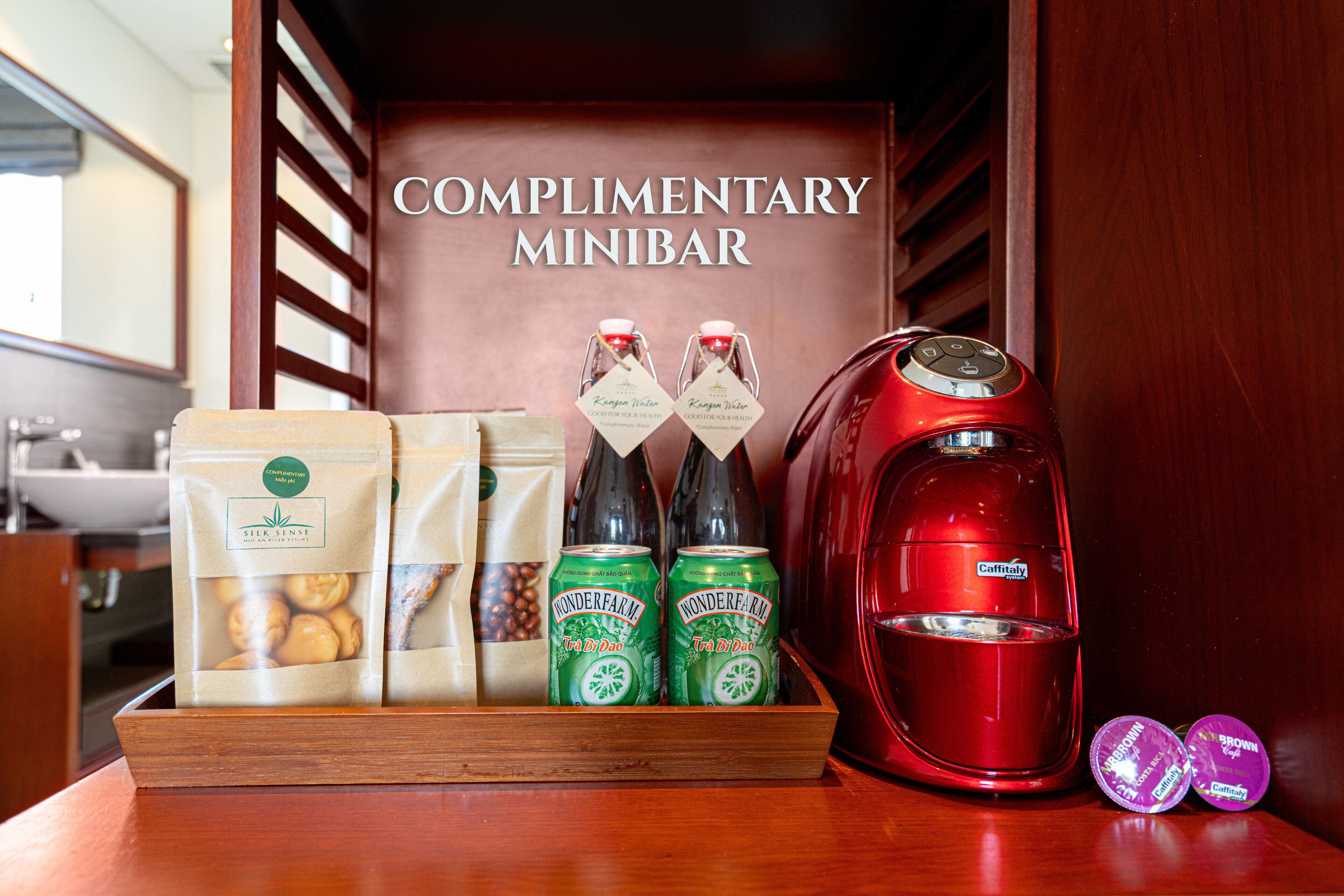 Een gratis minibar met theezakjes, Wonderfarm thee en een rode koffiezetapparaat.