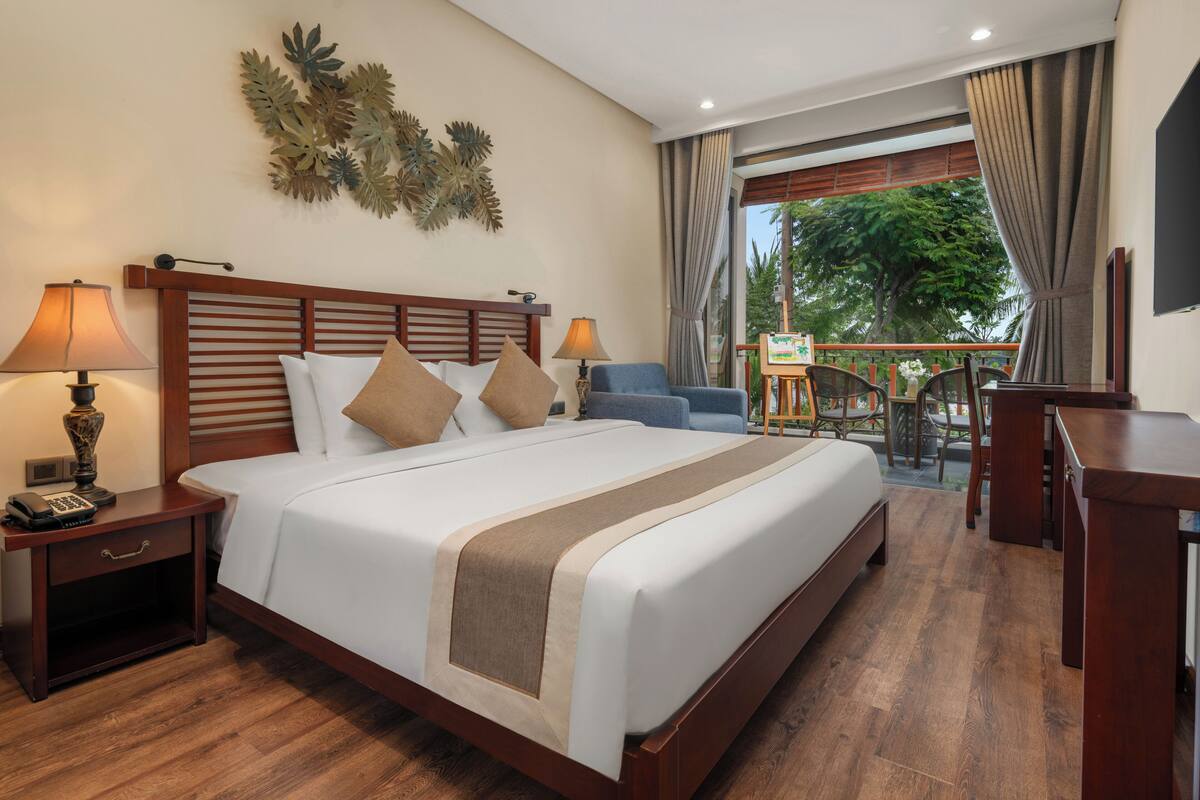 Pillowtop beds, minibar (some free items), in-room safe, desk