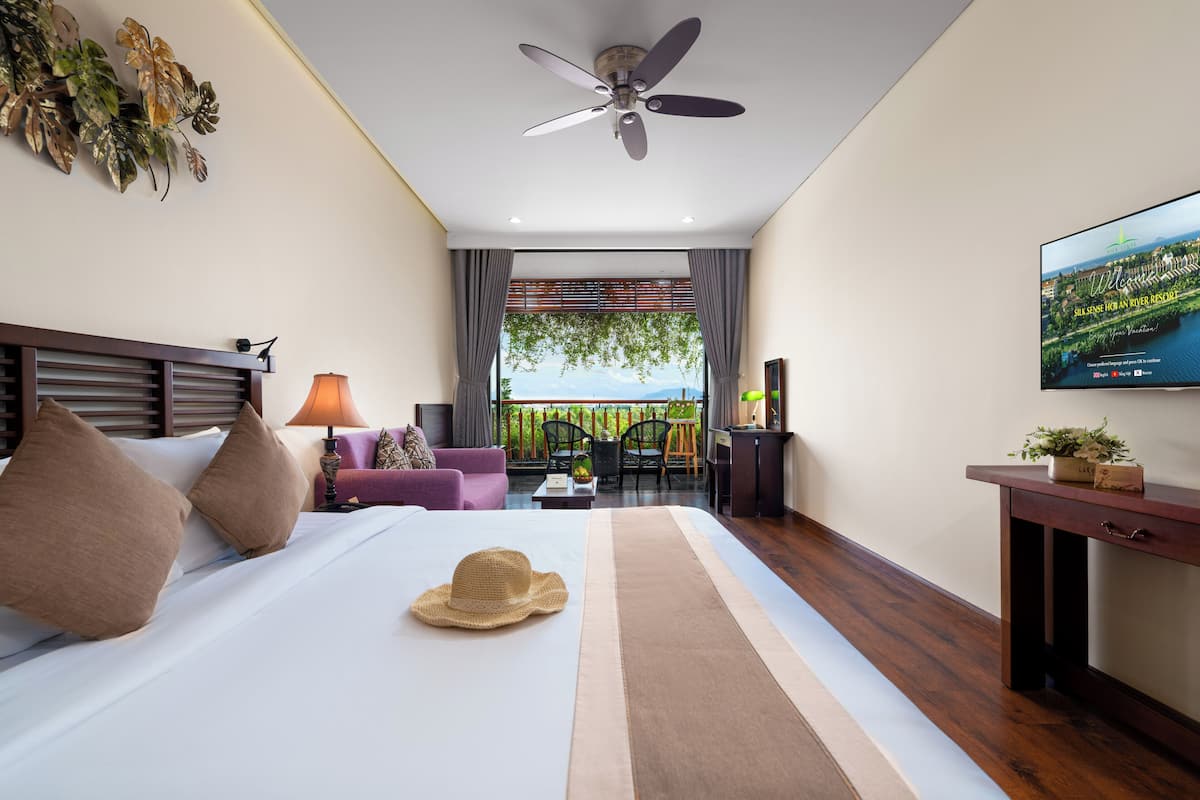 2 bedrooms, pillow-top beds, free minibar items, in-room safe