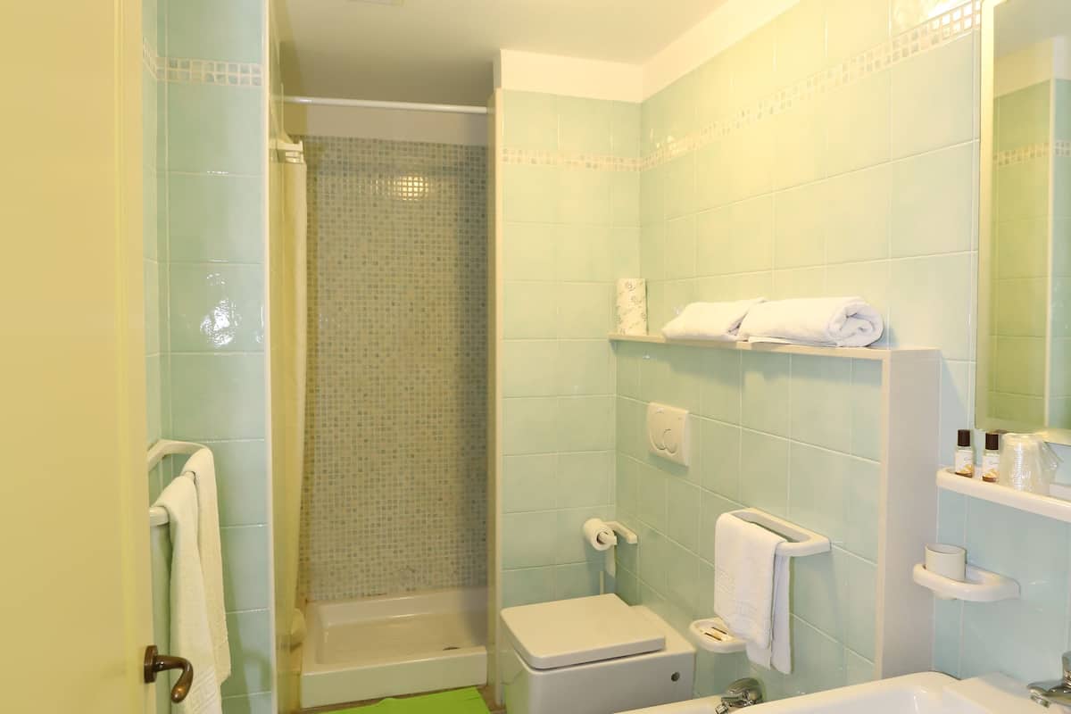 camera doppia, balcone, primo piano, vista mare | bathroom | shower, rainfall showerhead, free toiletries, hair dryer