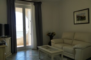 Suite Junior, primo piano, vista mare | Living area